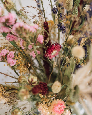 Vaas of mand met bloemen