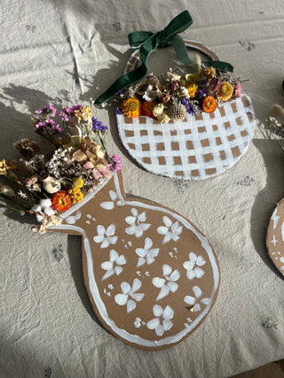 Vaas of mand met bloemen