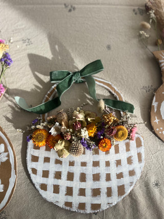 Vaas of mand met bloemen